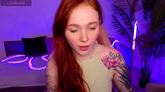 Snapshot of Maya_Light chatting on November 26, 8:25 am Maya Light online show from November 26, 8:25 am