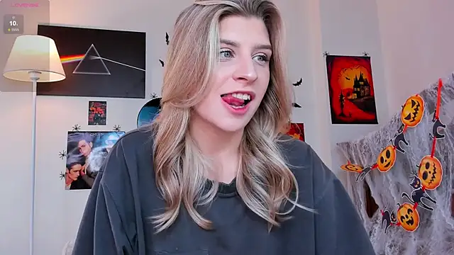 Snapshot of heartseduction chatting on November 4, 8:18 am heartseduction online show from November 4, 8:18 am