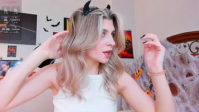 Snapshot of heartseduction chatting on October 31, 7:49 am heartseduction online show from October 31, 7:49 am