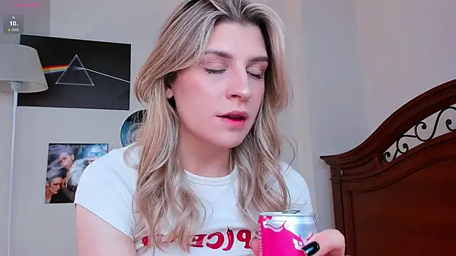 Snapshot of heartseduction chatting on October 26, 7:53 am heartseduction online show from October 26, 7:53 am