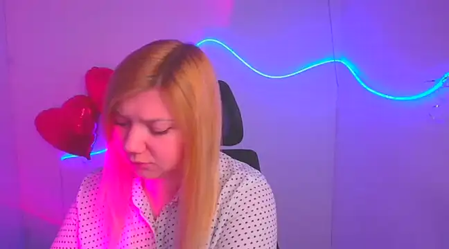 Snapshot of Lola_moree chatting on March 7, 7:19 am Lola moree online show from March 7, 7:19 am