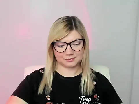 Snapshot of Lola_moree chatting on September 22, 11:49 am Lola moree online show from September 22, 11:49 am