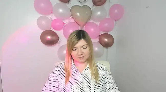 Snapshot of Lola_moree chatting on February 20, 12:47 pm Lola moree online show from February 20, 12:47 pm