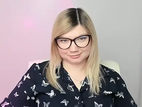 Snapshot of Lola_moree chatting on October 17, 12:07 pm Lola moree online show from October 17, 12:07 pm