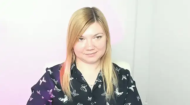 Snapshot of Lola_moree chatting on March 17, 3:29 pm Lola moree online show from March 17, 3:29 pm