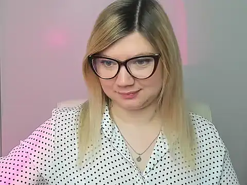 Snapshot of Lola_moree chatting on October 25, 6:12 am Lola moree online show from October 25, 6:12 am