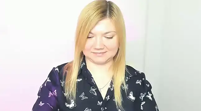 Snapshot of Lola_moree chatting on March 18, 3:22 pm Lola moree online show from March 18, 3:22 pm