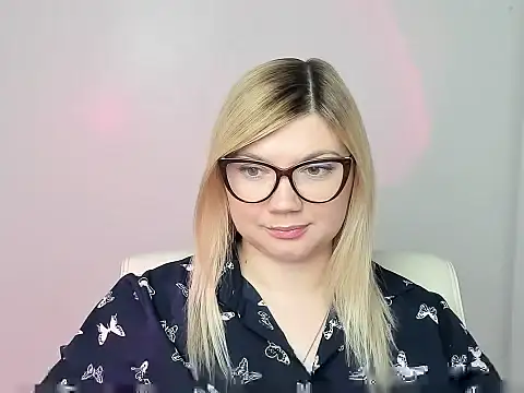 Snapshot of Lola_moree chatting on November 6, 12:53 pm Lola moree online show from November 6, 12:53 pm