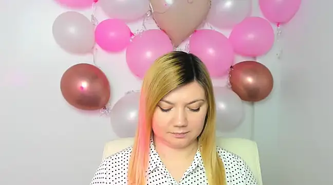 Snapshot of Lola_moree chatting on February 19, 12:44 pm Lola moree online show from February 19, 12:44 pm