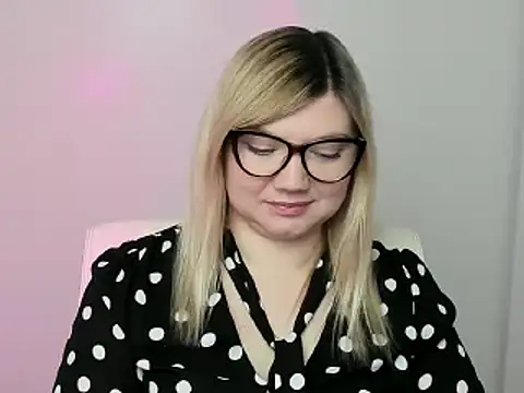 Snapshot of Lola_moree chatting on October 15, 12:02 pm Lola moree online show from October 15, 12:02 pm