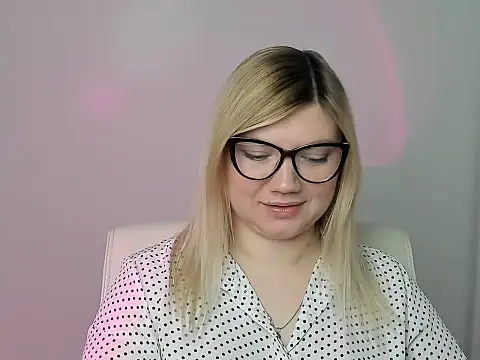 Snapshot of Lola_moree chatting on November 5, 1:03 pm Lola moree online show from November 5, 1:03 pm