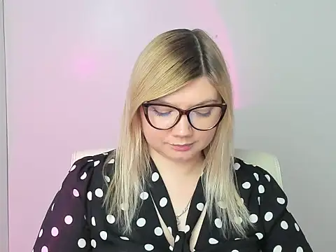 Snapshot of Lola_moree chatting on November 11, 1:28 pm Lola moree online show from November 11, 1:28 pm