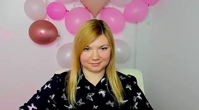 Snapshot of Lola_moree chatting on February 25, 3:42 pm Lola moree online show from February 25, 3:42 pm