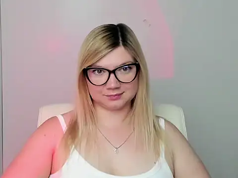 Snapshot of Lola_moree chatting on September 14, 11:43 am Lola moree online show from September 14, 11:43 am