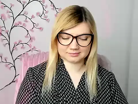 Snapshot of Lola_moree chatting on December 15, 12:44 pm Lola moree online show from December 15, 12:44 pm