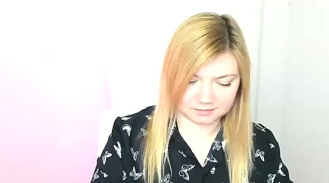 Snapshot of Lola_moree chatting on March 12, 12:57 pm Lola moree online show from March 12, 12:57 pm