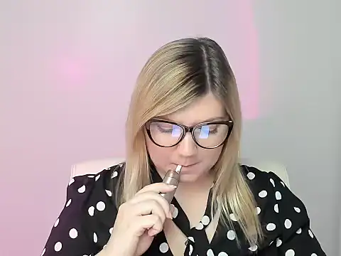 Snapshot of Lola_moree chatting on October 22, 12:15 pm Lola moree online show from October 22, 12:15 pm