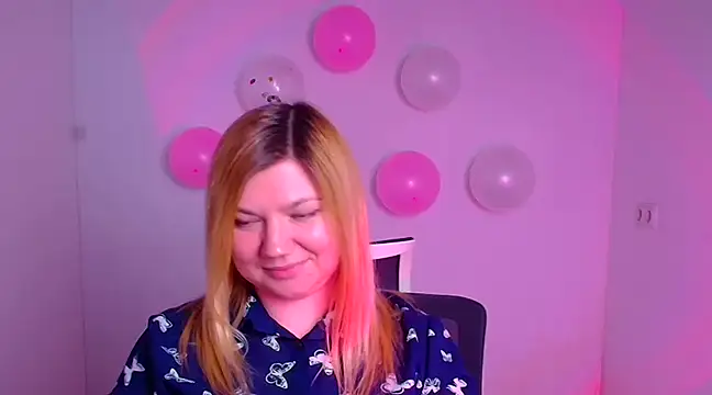 Snapshot of Lola_moree chatting on February 15, 9:27 am Lola moree online show from February 15, 9:27 am