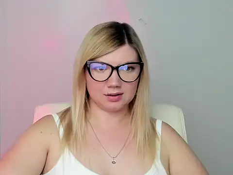 Snapshot of Lola_moree chatting on September 18, 11:57 am Lola moree online show from September 18, 11:57 am