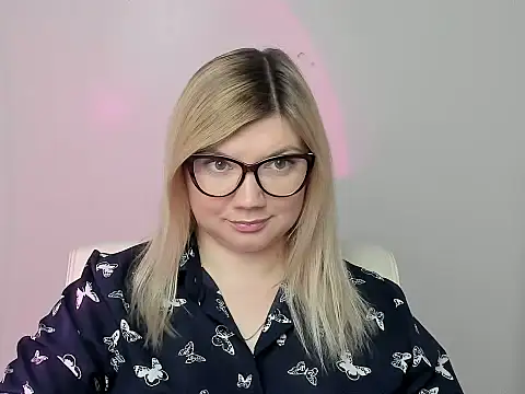 Snapshot of Lola_moree chatting on October 4, 11:45 am Lola moree online show from October 4, 11:45 am