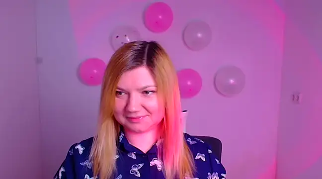 Snapshot of Lola_moree chatting on February 15, 6:23 am Lola moree online show from February 15, 6:23 am