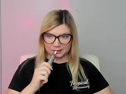 Snapshot of Lola_moree chatting on September 17, 11:56 am Lola moree online show from September 17, 11:56 am