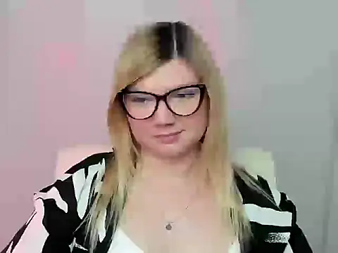 Snapshot of Lola_moree chatting on September 21, 11:26 am Lola moree online show from September 21, 11:26 am