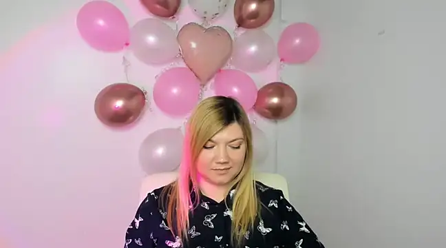 Snapshot of Lola_moree chatting on February 12, 3:49 pm Lola moree online show from February 12, 3:49 pm