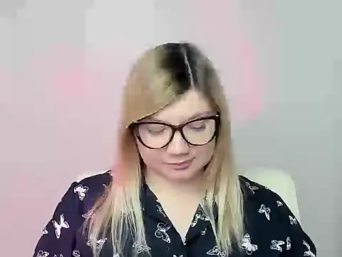 Snapshot of Lola_moree chatting on October 20, 11:44 am Lola moree online show from October 20, 11:44 am