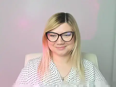 Snapshot of Lola_moree chatting on November 7, 12:53 pm Lola moree online show from November 7, 12:53 pm