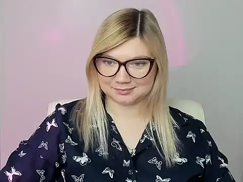 Snapshot of Lola_moree chatting on October 26, 12:49 pm Lola moree online show from October 26, 12:49 pm