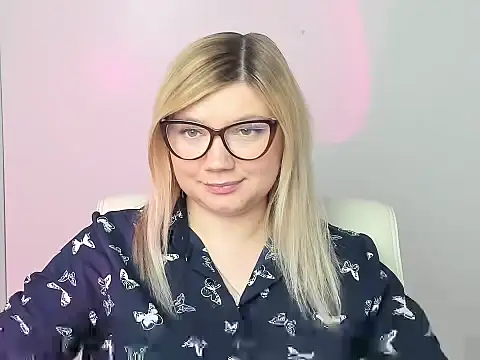 Snapshot of Lola_moree chatting on November 10, 1:05 pm Lola moree online show from November 10, 1:05 pm