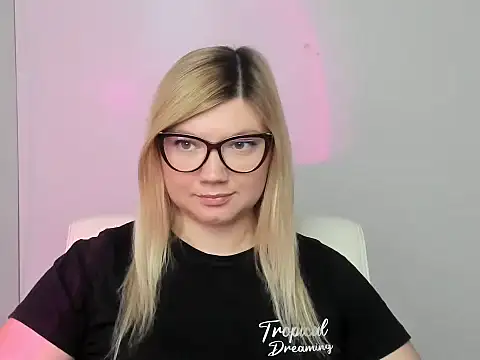 Snapshot of Lola_moree chatting on September 13, 11:32 am Lola moree online show from September 13, 11:32 am