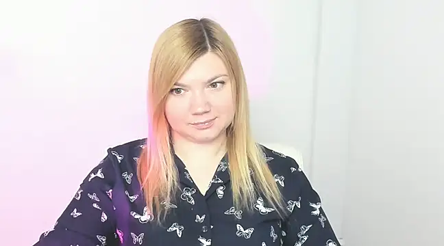 Snapshot of Lola_moree chatting on March 17, 12:25 pm Lola moree online show from March 17, 12:25 pm