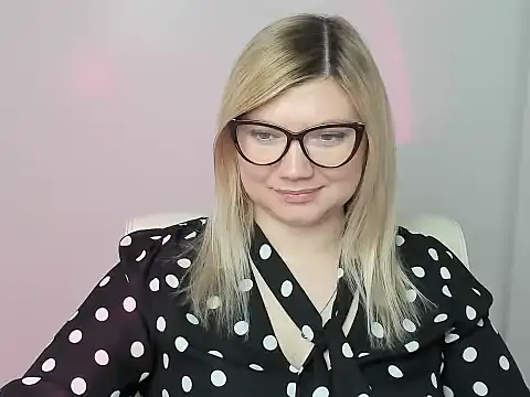 Snapshot of Lola_moree chatting on November 3, 1:15 pm Lola moree online show from November 3, 1:15 pm