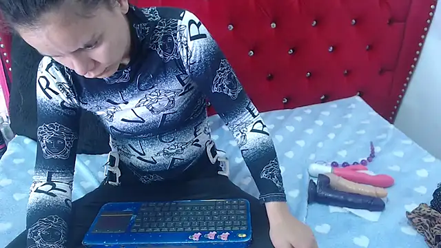 Ariasmithog online show from November 30, 9:21 am