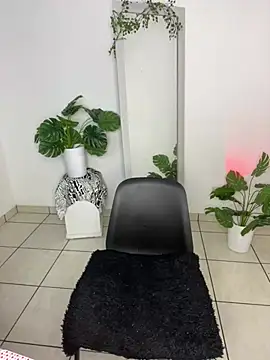 Snapshot of meli_ortiz_ chatting on June 25, 2:22 pm meli ortiz online show from June 25, 2:22 pm