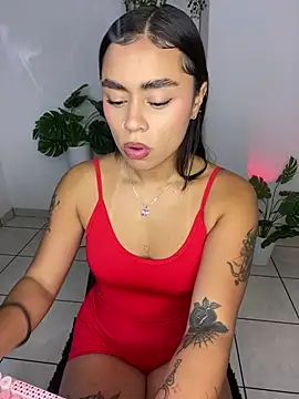 Snapshot of meli_ortiz_ chatting on June 24, 3:32 pm meli ortiz online show from June 24, 3:32 pm