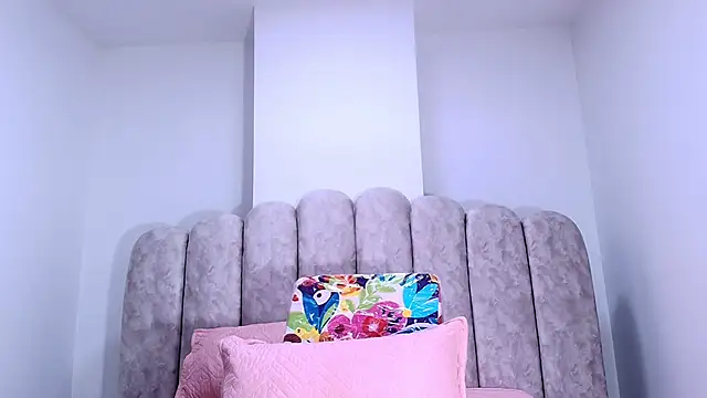 Snapshot of sharlott_miller chatting on December 4, 11:53 am sharlott miller online show from December 4, 11:53 am