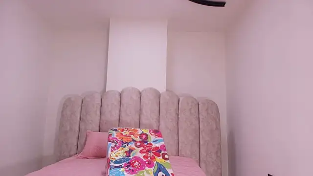 Snapshot of sharlott_miller chatting on December 3, 11:53 am sharlott miller online show from December 3, 11:53 am