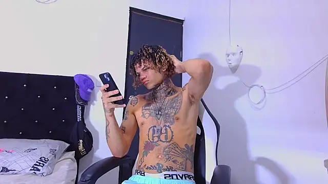 Snapshot of hot_man05 chatting on November 12, 8:23 pm hot man05 online show from November 12, 8:23 pm