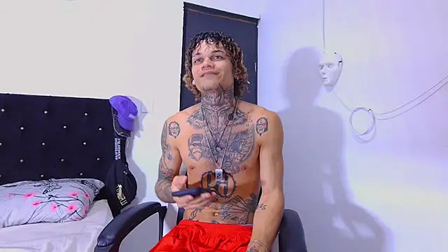 Snapshot of hot_man05 chatting on November 10, 10:15 pm hot man05 online show from November 10, 10:15 pm