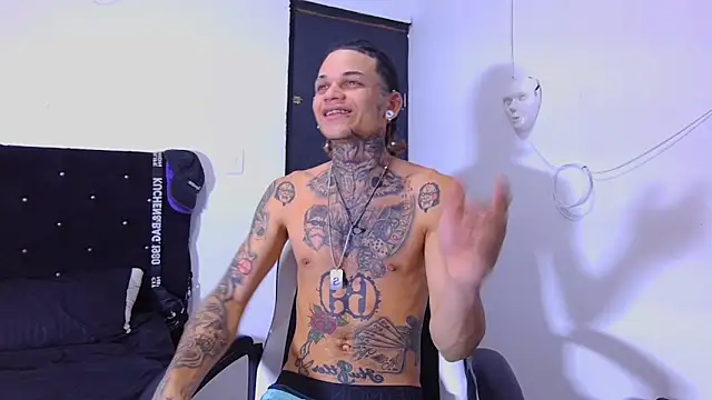 Snapshot of hot_man05 chatting on December 4, 8:52 pm hot man05 online show from December 4, 8:52 pm