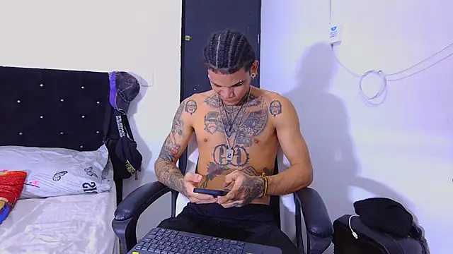 Snapshot of hot_man05 chatting on October 31, 11:22 pm hot man05 online show from October 31, 11:22 pm