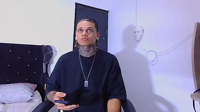 Snapshot of hot_man05 chatting on November 14, 5:44 am hot man05 online show from November 14, 5:44 am