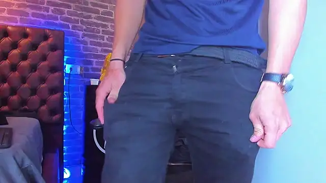 Snapshot of Thomas_May4rs chatting on February 13, 4:00 am Thomas May4rs online show from February 13, 4:00 am