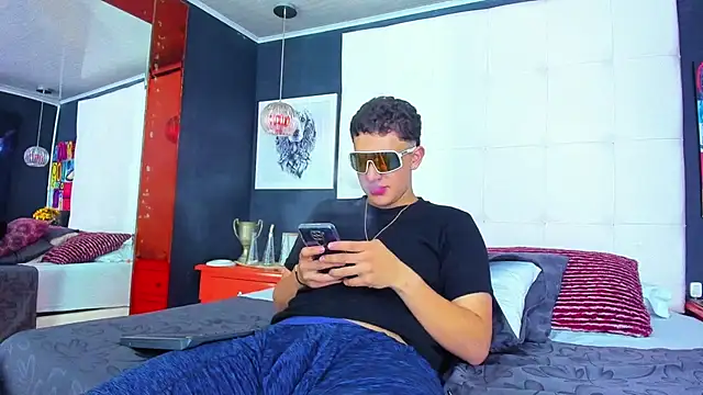 Snapshot of Thomas_May4rs chatting on March 13, 7:42 am Thomas May4rs online show from March 13, 7:42 am