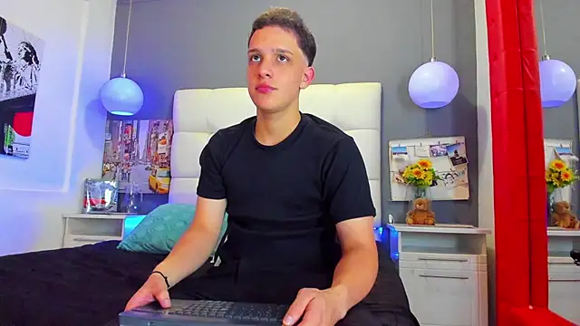 Snapshot of Thomas_May4rs chatting on March 11, 3:58 am Thomas May4rs online show from March 11, 3:58 am