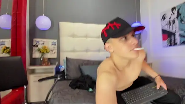 Snapshot of Thomas_May4rs chatting on February 27, 4:02 am Thomas May4rs online show from February 27, 4:02 am