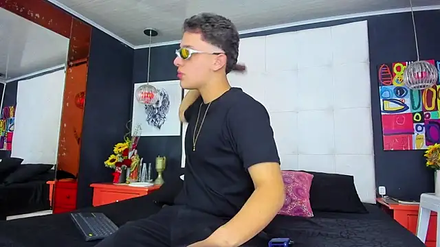 Snapshot of Thomas_May4rs chatting on March 12, 4:30 am Thomas May4rs online show from March 12, 4:30 am